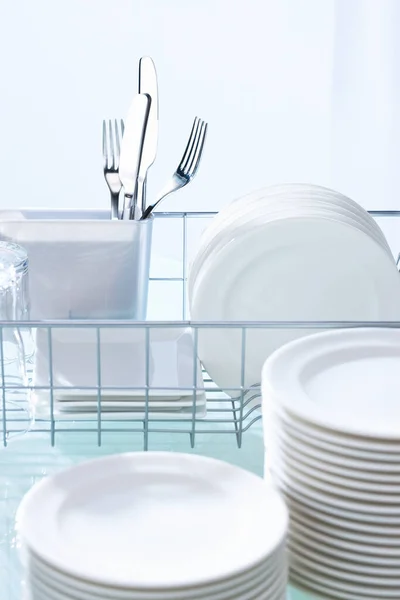 Мытье Посуды Посудомоечной Машине Чистом Кухонном Столе — стоковое фото