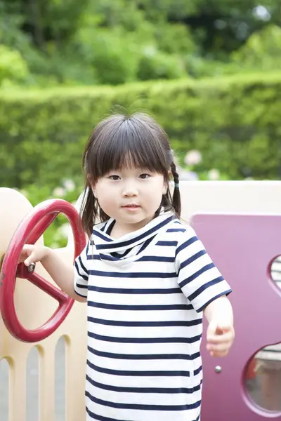 Asyalı Küçük Kızın Portresi Oyun Alanında Eğleniyor — Stok fotoğraf