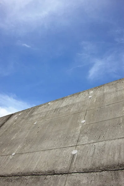 Binanın Beton Duvarı Mavi Gökyüzü — Stok fotoğraf
