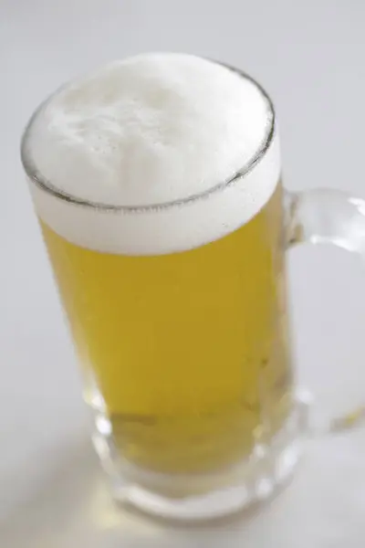 Vaso Cerveza Con Espuma Encima —  Fotos de Stock