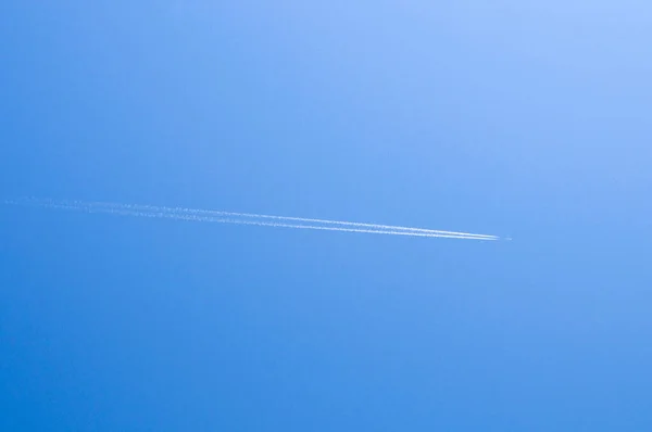 Białe Ślady Samolocie Błękitnym Niebie Obrazek Stockowy