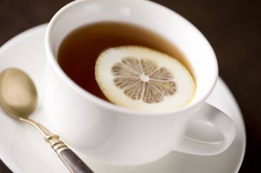 Ahşap masa arkasındaki çay fincanının yakın görüntüsü.