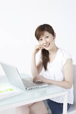 masada dizüstü bilgisayar kullanan genç kadın 