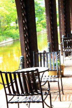 Charis 'in yakın görüntüsü ve restorandaki masalar. 