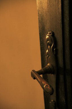 Kapı kolu olan eski ahşap kapının yakın görüntüsü.