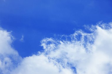 Mavi gökyüzünde beyaz bulutlar, gündüz görüşü 