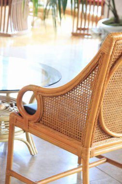 Kafede cam masası olan boş bir sandalye. 