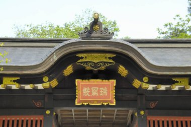 Bahçedeki geleneksel Japon tapınağının çatısının manzarası.