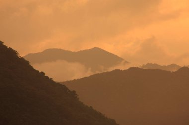 Yaz dağlarının görkemli manzarası. Uzaktaki dağların sisli yamaçlarının güzel manzarası. Seyahat arkaplanı