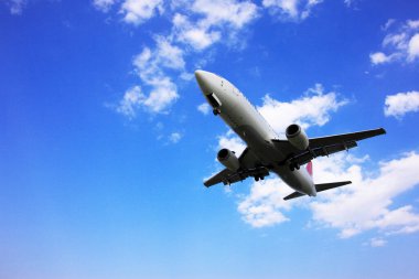 Yolcu uçağı gökyüzünde uçar.