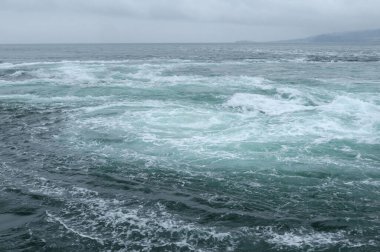 Gök mavisi fırtınalı deniz dalgalarının görüntüsü