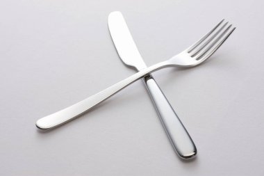 bıçak ve çatal beyaz masa arka planında