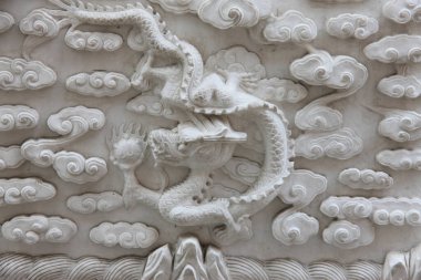 Çin tapınağındaki ejderha heykeli.