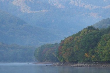 Dağlardaki güzel göl manzarası