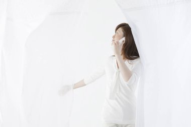 Genç Asyalı kadın telefonda konuşuyor