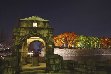Güzel gece manzaralı modern şehir ışıkları, şenlikli konsept 