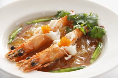 Otlu karides yemeği ve temiz et suyu.