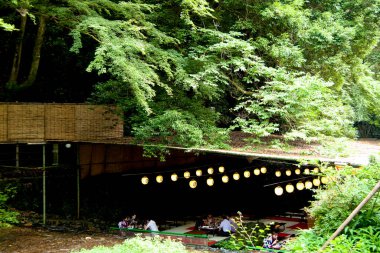 Japonya 'daki Kifunegawa, ya da Kifune Nehri, Kifune Tapınağı ile olan bağlantısı ve yaz nehir yemekleri, ya da kawadoko için kullanımıyla bilinir.