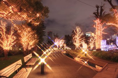 Güzel gece manzaralı modern şehir ışıkları, şenlikli konsept 