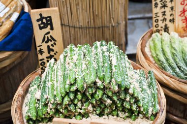 Tahta sepetin içinde taze yeşil salatalıklar.