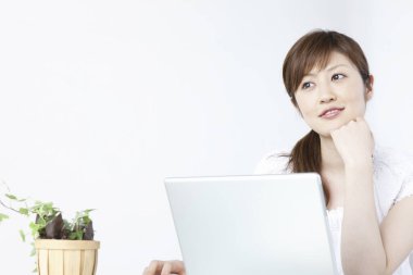 Dizüstü bilgisayarla çalışan genç bir kadının portresi 