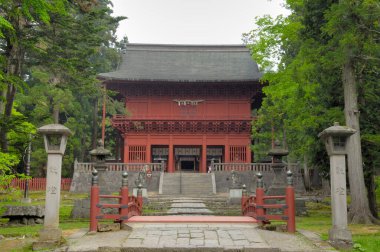 Parktaki Asya tapınağının kırmızı cephesi 