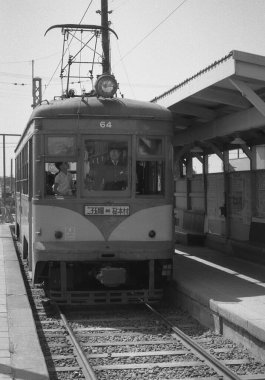 Tren istasyonundaki bir trenin siyah beyaz fotoğrafı. 