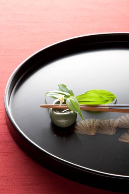 Çubuklu ve yapraklı zarif bir masa.