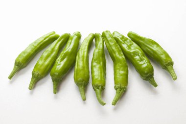 Beyaz arka planda taze yeşil biber