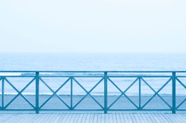 Boş ahşap iskele Mavi deniz ve gökyüzü