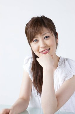 Beyaz arkaplanda Asyalı kadın portresi