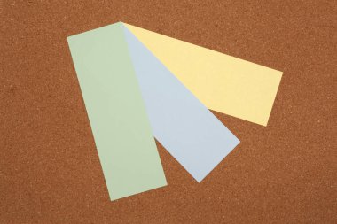 Ahşap arkaplandaki girdiler için renkli etiketler