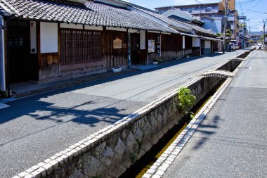 Köydeki geleneksel Japon evleri. 