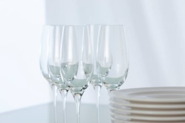 Masada temiz bardaklar ve tabaklar 