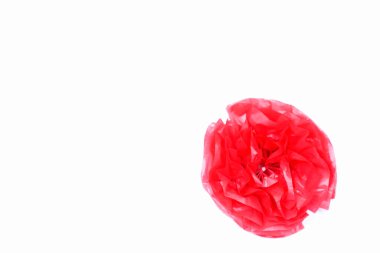 Beyaz arkaplanda izole gül çiçeği şeklinde kırmızı polietilen folyo