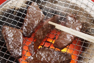 Sıcak kömürde et dilimleri Asya barbekü yemek stili