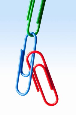 Mavi arkaplanda renkli ataçlar