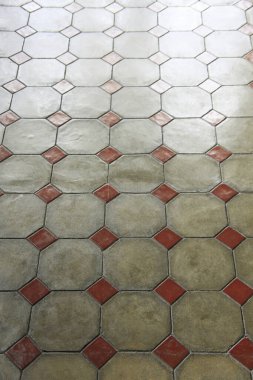 Yerde kırmızı ve gri fayanslar  