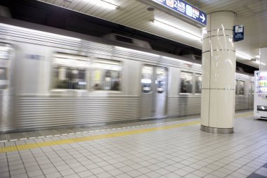 Tokyo tren istasyonunda metro treni