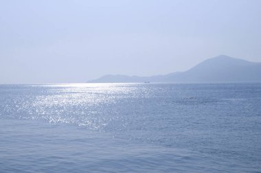 Güzel deniz manzarası ve mavi gökyüzü