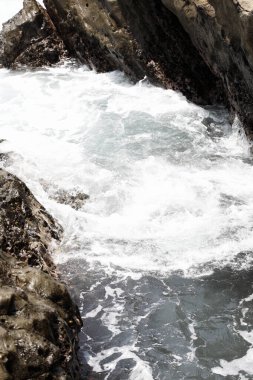 Kayalar üzerine çökmesini dalgalar deniz