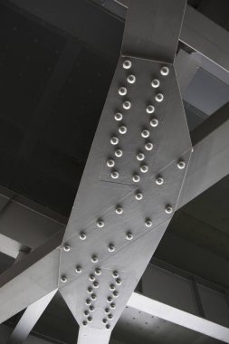 Metal yapı köprünün altında sürgüleri ve destekleri gösterir