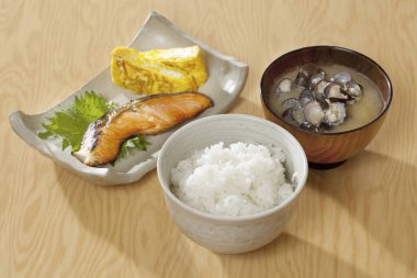 Japon yemeği, haşlanmış pirinç, çorba, omlet, somon balığı.