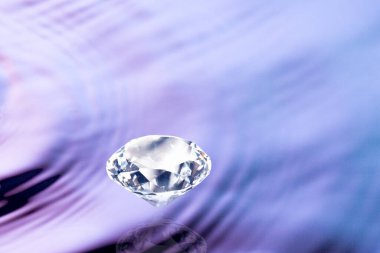 Su yüzeyindeki elmas arka plan 