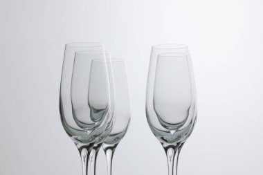 Gri arkaplanda temiz bardaklar 