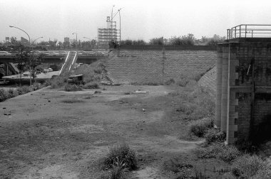 Tokyo Shinjuku 'daki eski Yodobashi arıtma tesisinin 1965' te kapatılmasından ve gökdelen bölgesinin tam gelişmesinden önce bulunduğu yer.. 