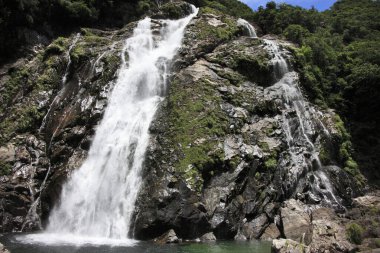 Dağlardaki güzel şelale manzarası