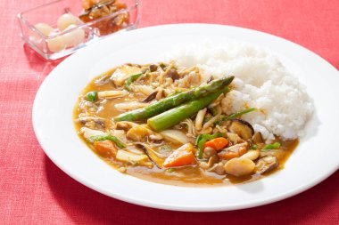 Bir tabak kuşkonmaz ve sebze.