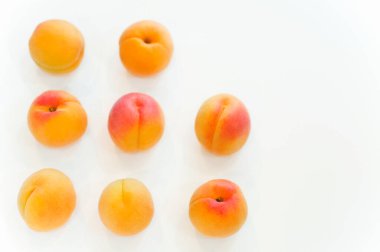 Beyaz arka planda taze şeftali meyveleri        