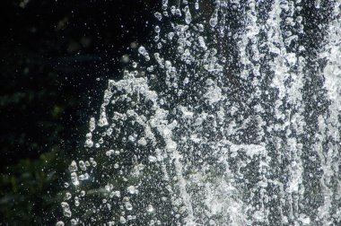 Çeşmeye su damlaları düşer.